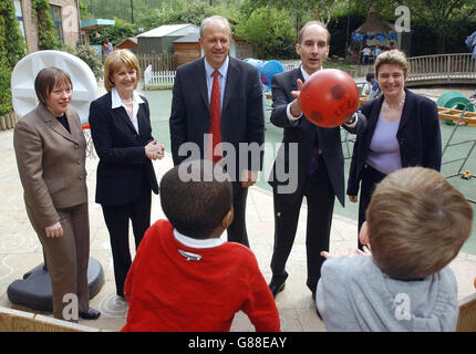 Die Minister der Regierung für Bildung und Qualifikationen (von links) Parlamentarische Staatssekretärin (Kinder, Jugendliche und Familien) Marie Eagle, Staatsministerin (Kinder, Jugendliche und Familien) Beverley Hughes, Staatsminister (Lebenslanges Lernen, Weiterbildung und Hochschulbildung) Bill Rammell, Andrew AdOnis, parlamentarischer Staatssekretär (Schulen), und Ruth Kelly, Staatssekretärin für Bildung und Fähigkeiten, bei einem Besuch in einem Kinderspielzentrum in Camden. Stockfoto