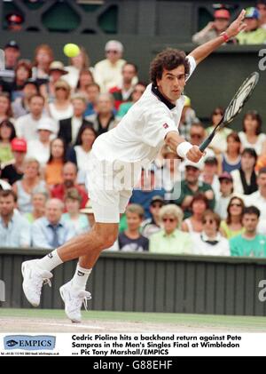 Tennis - Wimbledon Championships - Herrenfinale - Pete Sampras gegen Cedric Pioline. Cedric Pioline trifft im Finale der Herren-Singles in Wimbledon eine Rückhand gegen Pete Sampras Stockfoto