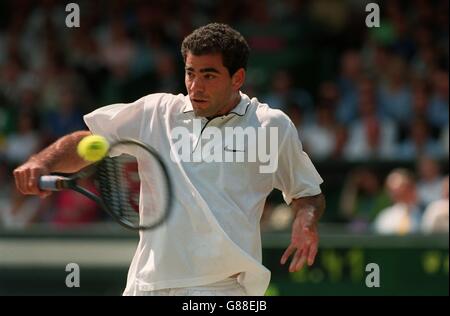 Pete Sampras trifft in den Herreneinzeln eine Rückhand Finale gegen Cedric Pioline in Wimbledon Stockfoto