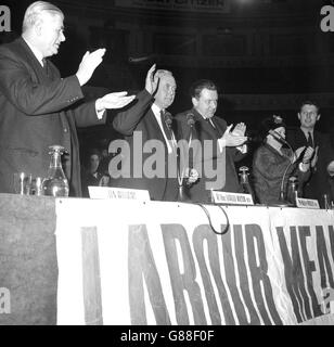 Premierminister Harold Wilson erkennt den Beifall an, als er vor einer Kundgebung der Labour Party in der Royal Albert Hall spricht. (l-r) Sekretär Len Williams, Wilson, Walter Padley MP und Bessie Braddock. Stockfoto