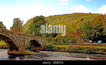 Die TU Hwnt l'r Bont Tearoom am Ufer des Flusses Conwy in Llanwrst, Nordwales. Die Teestube befindet sich in einem Gebäude aus dem Jahr 1480, das heute im Besitz des National Trust ist. Stockfoto