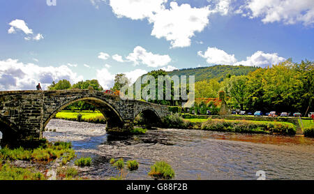 Die TU-Hwnt-i'r Bont Tearoom am Ufer des Flusses Conwy in Llanrwst, Nordwales. Die Teestube befindet sich in einem Gebäude aus dem Jahr 1480, das heute im Besitz des National Trust ist. Stockfoto