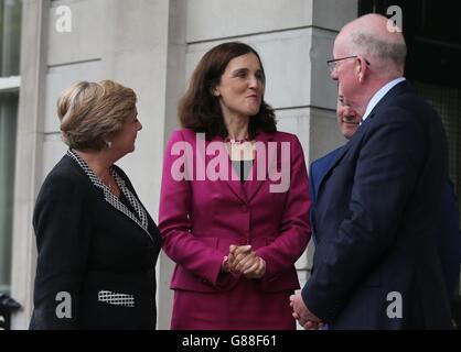 Die nordirische Sekretärin Theresa Villiers (Mitte) verlässt das Außenministerium in Dublin, nachdem sie mit Irlands Außenminister Charlie Flanagan (rechts) und Justizministerin Frances Fitzgerald zusammentreffen wurde. Stockfoto