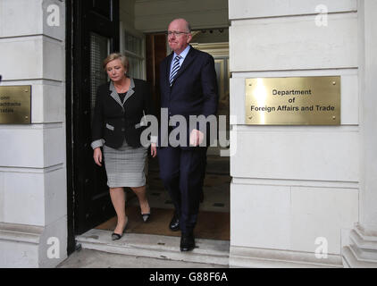 Justizministerin Frances Fitzgerald und außenminister Charlie Flanagan bereiten sich vor, nach einem Treffen mit der nordirischen Ministerin Theresa Villiers vor den Medien im Außenministerium in Dublin zu sprechen. Stockfoto