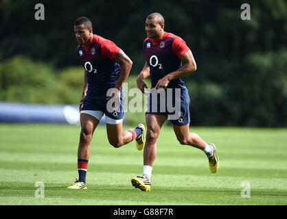 Anthony Watson aus England (links) und Jonathan Joseph während einer Trainingseinheit im Pennyhill Park, Bagshot. Stockfoto