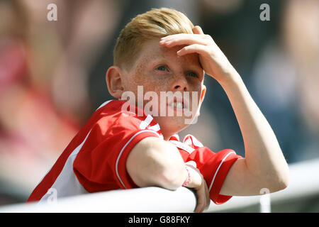 Fußball - Barclays Premier League - Sunderland gegen Norwich City - Stadium of Light. Ein junger Sunderland-Fan auf der Tribüne Stockfoto