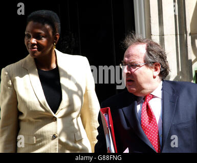 Die britische Führerin des Oberhauses, Baroness Amos, links, und Lord Chancellor Lord Falconer verlassen die erste Kabinettssitzung seit den Parlamentswahlen. Stockfoto