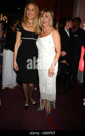 On the Town und EINE Hommage an Leonard Bernstein - Aftershow Party - The London Colliseum. Jerry Hall (L) und Lesley Garrett. Stockfoto