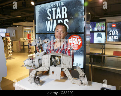 NUR FÜR REDAKTIONELLE VERWENDUNG Keith Guppy, der Besitzer der größten Star Wars-Spielzeugkollektion Großbritanniens, im ersten eigenständigen Star Wars Toy Museum Großbritanniens in Argos an der Londoner Tottenham Court Road, das zur Feier der Markteinführung der brandneuen Star Wars: Episode VII -die Macht erwacht Spielzeug. Stockfoto