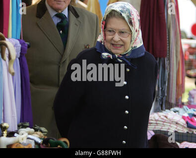 Die britische Königin Elizabeth II. Macht während der Show einen Spaziergang. Stockfoto