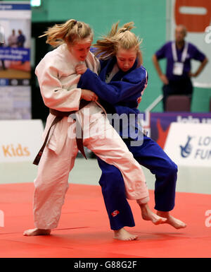 Die Engländerin Darcie Hancock (weiß) und die Engländerin Sian Bobrowska (blau) treten bei den Mädchen unter 48 kg Judo während der Sainsbury's School Games 2015 auf dem Armitage-Gelände in Manchester an. Stockfoto