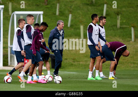 Fußball - UEFA Euro 2016 - Qualifikation - Gruppe E - San Marino gegen England - England Trainingssitzung - Tag zwei - St. George's Park. Der englische Manager Roy Hodgson (Mitte) beobachtet seine Spieler während einer Trainingseinheit im St. George's Park, Burton-upon-Trent. Stockfoto