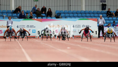 Die Athleten verlassen die Startblöcke für das 100-Meter-Rollstuhlevent der Mädchen während der Sainsbury School Games 2015 in der Manchester Regional Arena. Stockfoto