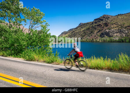 Radfahren die Juni See Schlaufe am Silbersee, Inyo National Forest, June Lake, Kalifornien USA Stockfoto