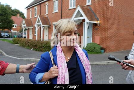 Lenka Nevolna , Partner des Helden British Airways Pilot Chris Henkey vor ihrem Haus in Reading, Berkshire. Der Kapitän und die Crew eines Londoner British Airways-Flugzeugs wurden für ihre „Lehrbuch“-Reaktion auf einen Motorenbrand auf einem Flughafen in Las Vegas gelobt. Stockfoto