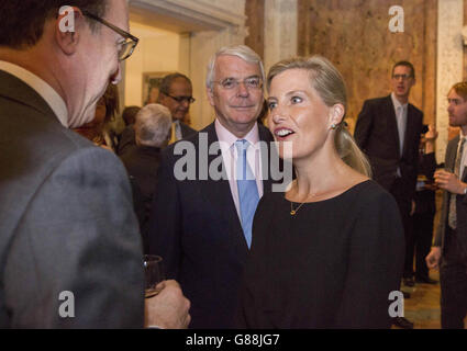 Der ehemalige britische Premierminister Sir John Major und die Gräfin von Wessex sprechen mit Gästen in der Royal Society im Zentrum von London während einer Veranstaltung, die vom Queen Elizabeth Diamond Jubilee Trust veranstaltet wurde, um den Tag zu feiern, an dem Queen Elizabeth II. Zur dienstältesten Monarchin wurde. Stockfoto