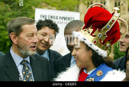 Der Abgeordnete David Blunkett (links), Staatssekretär für Arbeit und Pensionen, trifft Ishen Stewart Dowding, 14, von der St. Thomas More Schule in Wood Green, Nord-London, in der Rolle der Queen. Schulkinder haben bei der heutigen Vorstellung, die von der Koalition „Ende der Kinderarmut“ am Vorabend der Rede der echten Königin bei der morgigen Eröffnung des Parlaments durch den Staat organisiert wurde, eine alternative Rede der Königin gehalten. Stockfoto