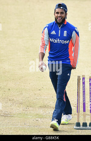 Der englische Adil Rashid während der Nets-Sitzung in Headingley, Leeds. DRÜCKEN SIE VERBANDSFOTO. Bilddatum: Donnerstag, 10. September 2015. Siehe PA Geschichte CRICKET England. Bildnachweis sollte lauten: Martin Rickett/PA Wire. Stockfoto