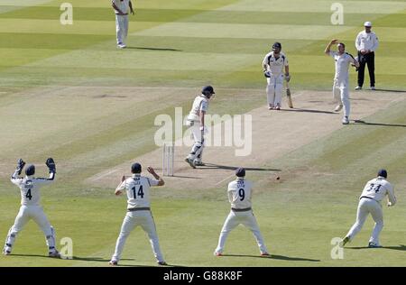 Yorkshire's Steven Patterson (Mitte, rechts) appelliert vergeblich nach dem Bowling an Middlesex's Sam Robson während des zweiten Tages des LV= County Championship Division One Matches im Lord's Cricket Ground, London. Bilddatum: Donnerstag, 10. September 2015. Siehe PA Geschichte CRICKET Middlesex. Bildnachweis sollte lauten: Jed Leicester/PA Wire. EINSCHRÄNKUNGEN: . Keine kommerzielle Nutzung ohne vorherige schriftliche Zustimmung der EZB. Nur für Standbilder – keine beweglichen Bilder, die Broadcast emulieren können. Kein Entfernen oder Verdecken von Sponsorlogos. Weitere Informationen erhalten Sie unter +44 (0)1158 447447. Stockfoto