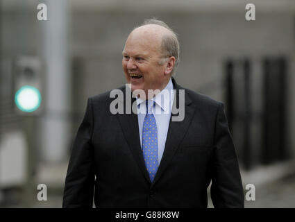 Finanzminister Michael Noonan kommt zu einer Pressekonferenz in den Regierungsgebäuden in Dublin an. Stockfoto