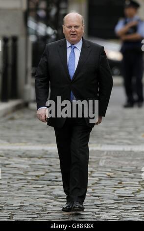 Finanzminister Michael Noonan kommt zu einer Pressekonferenz in den Regierungsgebäuden in Dublin an. Stockfoto