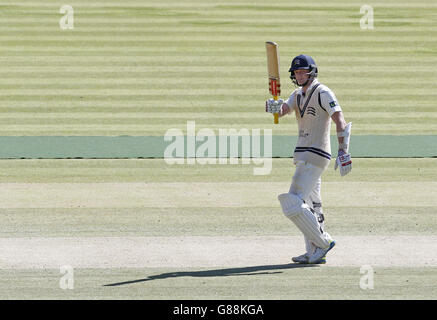 Sam Robson von Middlesex feiert das Erreichen von 50 Läufen am zweiten Tag der LV= County Championship Division One im Lord's Cricket Ground, London. Bilddatum: Donnerstag, 10. September 2015. Siehe PA Geschichte CRICKET Middlesex. Bildnachweis sollte lauten: Jed Leicester/PA Wire. EINSCHRÄNKUNGEN: . Keine kommerzielle Nutzung ohne vorherige schriftliche Zustimmung der EZB. Nur für Standbilder – keine beweglichen Bilder, die Broadcast emulieren können. Kein Entfernen oder Verdecken von Sponsorlogos. Weitere Informationen erhalten Sie unter +44 (0)1158 447447. Stockfoto