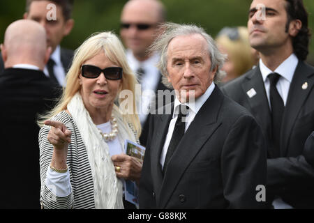 Sir Jackie Stewart und seine Frau Helen nach der Beerdigung von Justin Wilson in der St. James the Great Church in Paulerspury, Northamptonshire. Stockfoto