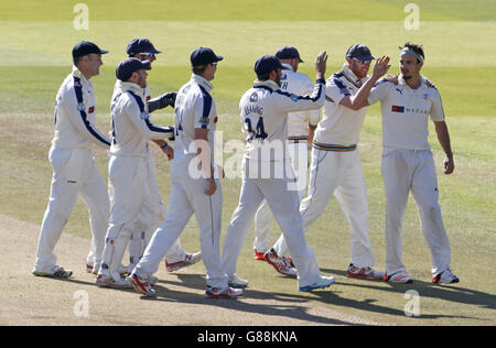 Yorkshire's Jack Brooks (rechts) feiert das Fangen und Kegeln von Middlesex's Neil Dexter für 13 Läufe während des zweiten Tages des LV= County Championship Division One Matches im Lord's Cricket Ground, London. Bilddatum: Donnerstag, 10. September 2015. Siehe PA Geschichte CRICKET Middlesex. Bildnachweis sollte lauten: Jed Leicester/PA Wire. EINSCHRÄNKUNGEN: Keine kommerzielle Nutzung ohne vorherige schriftliche Zustimmung der EZB. Nur für Standbilder – keine bewegten Bilder, die Broadcast emulieren können. Keine Entfernung oder Verdunkelung von Sponsorlogos. Stockfoto