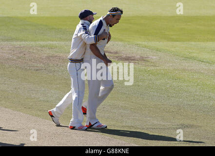 Yorkshire's Jack Brooks (rechts) feiert das Fangen und Kegeln von Middlesex's Neil Dexter für 13 Läufe während des zweiten Tages des LV= County Championship Division One Matches im Lord's Cricket Ground, London. Bilddatum: Donnerstag, 10. September 2015. Siehe PA Geschichte CRICKET Middlesex. Bildnachweis sollte lauten: Jed Leicester/PA Wire. EINSCHRÄNKUNGEN: Keine kommerzielle Nutzung ohne vorherige schriftliche Zustimmung der EZB. Nur für Standbilder – keine bewegten Bilder, die Broadcast emulieren können. Keine Entfernung oder Verdunkelung von Sponsorlogos. Stockfoto