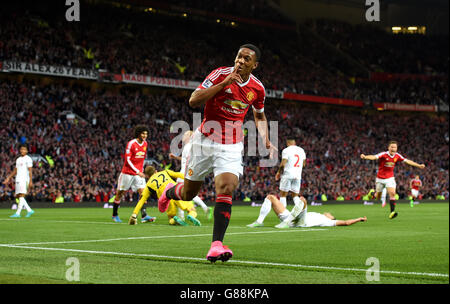 Anthony Martial von Manchester United feiert das dritte Tor seiner Spieleseite während des Barclays Premier League-Spiels in Old Trafford, Manchester. Stockfoto