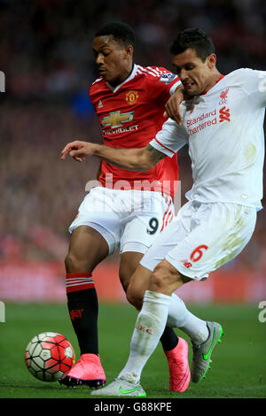 Fußball - Barclays Premier League - Manchester United / Liverpool - Old Trafford. Anthony Martial (links) von Manchester United kämpft mit Dejan Lovren aus Liverpool um den Ball Stockfoto