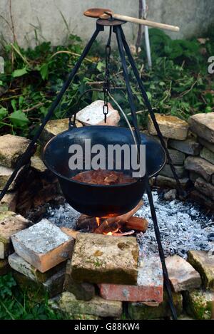 Traditionelle ungarische Gulasch in einem Topf über dem Feuer hängenden Stockfoto