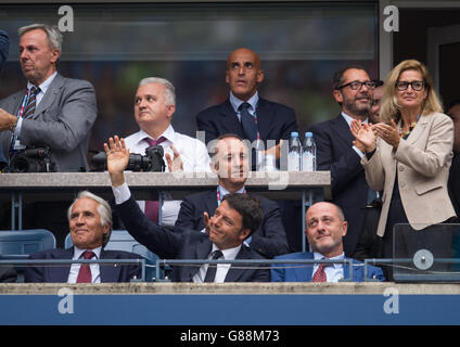 Der italienische Präsident Matteo Renzi beobachtet Flavia Pennetta und Roberta Vinci beim Finale der Frauen im Einzel am dreizehnten Tag der US Open am 12. September 2015 im Billie Jean King National Tennis Center in New York, USA. Stockfoto