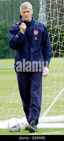 Fußball - FA Cup - Finale - Manchester United gegen Arsenal - Trainingssitzung - London Colney. Arsenal-Manager Arsene Wenger beobachtet seine Mannschaft. Stockfoto