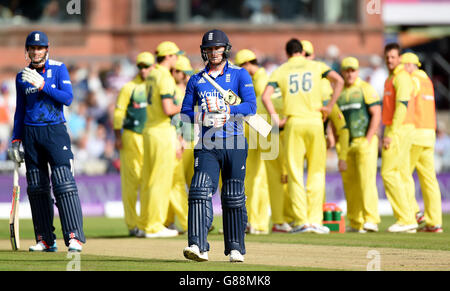 Der Engländer Jason Roy sieht niedergeschlagen aus, als er das Feld verlässt, nachdem er beim fünften Spiel der Royal London One Day International Series im Emirates Old Trafford, Manchester, vom Bowling des Australier Michell Starc ausgefahren ist. Stockfoto