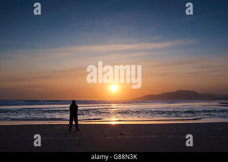 Silhouette der Mann am Strand bei Sonnenuntergang, Tarifa, Andalusien, Spanien Stockfoto