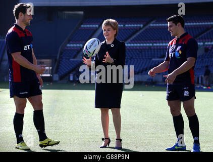 Die erste Ministerin Nicola Sturgeon wirft einen Rugby-Ball mit den Spielern Peter Horne (links) und Samuel Hidalgo-Clyne, als sie vor der Weltmeisterschaft im Murrayfield Stadium die Schottland Rugby-Weltcup-Mannschaft trifft. Stockfoto