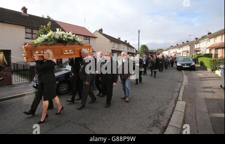 Pall-Träger tragen den Sarg von Seamus Wright, einem der "enttauchten" Opfer des blutigen Konflikts in Nordirland, als sie sich zu seinem Trauerdienst in die St. Agnes' Church in Andersonstown, West Belfast, begaben. Stockfoto