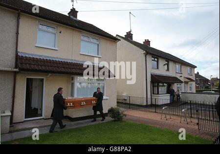 Pall-Träger tragen den Sarg von Seamus Wright, einem der "enttauchten" Opfer des blutigen Konflikts in Nordirland, vor seinem Trauerdienst in der St. Agnes' Church in Andersonstown, West Belfast. Stockfoto