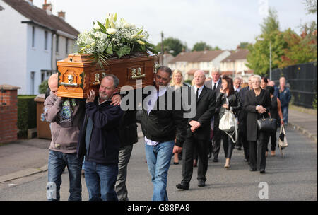 Pall-Träger tragen den Sarg von Seamus Wright, einem der "enttauchten" Opfer des blutigen Konflikts in Nordirland, als sie sich zu seinem Trauerdienst in die St. Agnes' Church in Andersonstown, West Belfast, begaben. Stockfoto