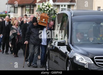 Pall-Träger tragen den Sarg von Seamus Wright, einem der "enttauchten" Opfer des blutigen Konflikts in Nordirland, als sie sich zu seinem Trauerdienst in die St. Agnes' Church in Andersonstown, West Belfast, begaben. Stockfoto