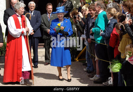 Die britische Königin Elizabeth II. Verlässt die St. Mary's und St. George Anglican Church in Begleitung von Reverend Victoria Matthews, dem Bischof von Edmonton. Stockfoto