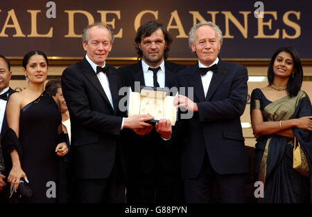 Die Gewinner von Palme d'Or Jean-Pierre Dardenne und Luc Dardenne mit dem Jurypräsidenten von Cannes, Emir Kusturica. Stockfoto