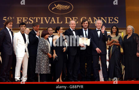 Filmfestspiele von Cannes 2005 - Heimstatt des „L'Enfant“ - Palais des Festivals. Die Palme d'Or-Gewinner Jean-Pierre Dardenne und Luc Dardenne posieren mit der Jury von Cannes. Stockfoto