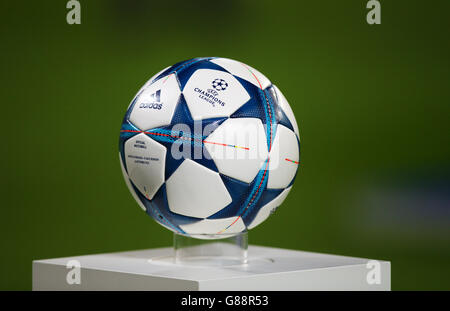 Fußball - UEFA Champions League - Gruppe E - Bayer 04 Leverkusen / BATE Borisov - BayArena. Detail des Adidas Official Champions League Finale Match Ball Stockfoto