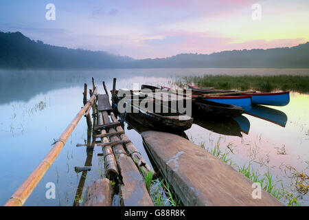 Boote am Tamblingan See, Bali, Indonesien Stockfoto