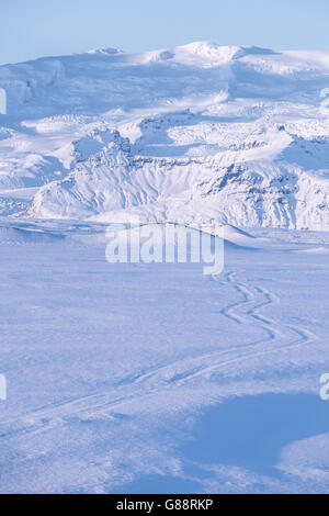 Fahrzeug Reifenspuren im Schnee, Island Stockfoto