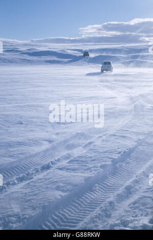 Zwei Off Road Fahrzeuge fahren durch Schnee, Island Stockfoto