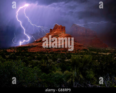 Blitzsturm über Bell Rock, Arizona, USA Stockfoto