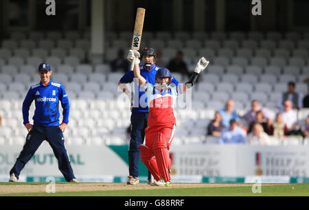 Cricket - Hilfe für Helden XI V Rest der Welt XI - Kia Oval. Help for Heroes' Tracey Hills feiert während des Spiels gegen das England Physical Disability Team im Kia Oval, London. Stockfoto